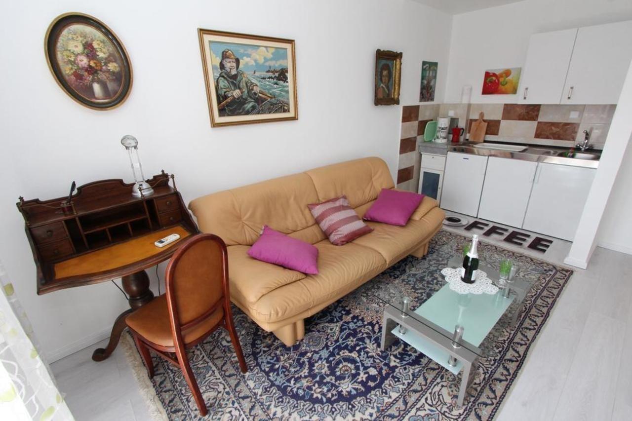 Rooms And Apartments Sally โรวีน ภายนอก รูปภาพ