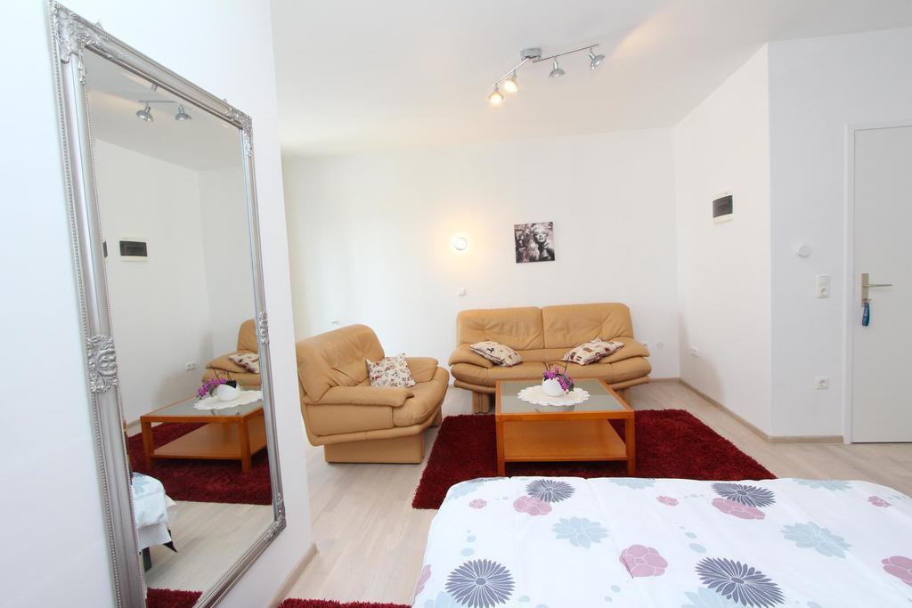 Rooms And Apartments Sally โรวีน ภายนอก รูปภาพ