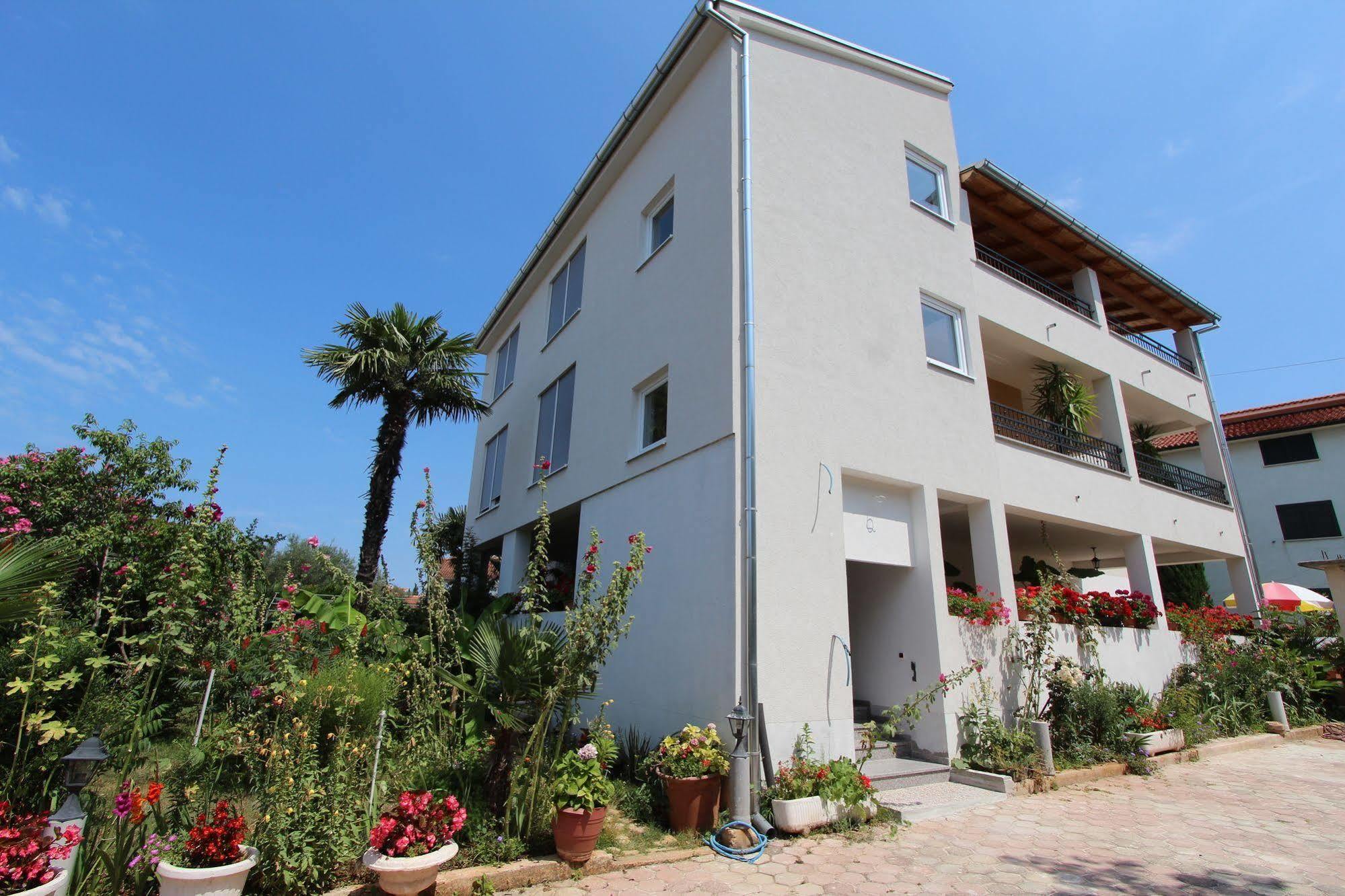 Rooms And Apartments Sally โรวีน ภายนอก รูปภาพ