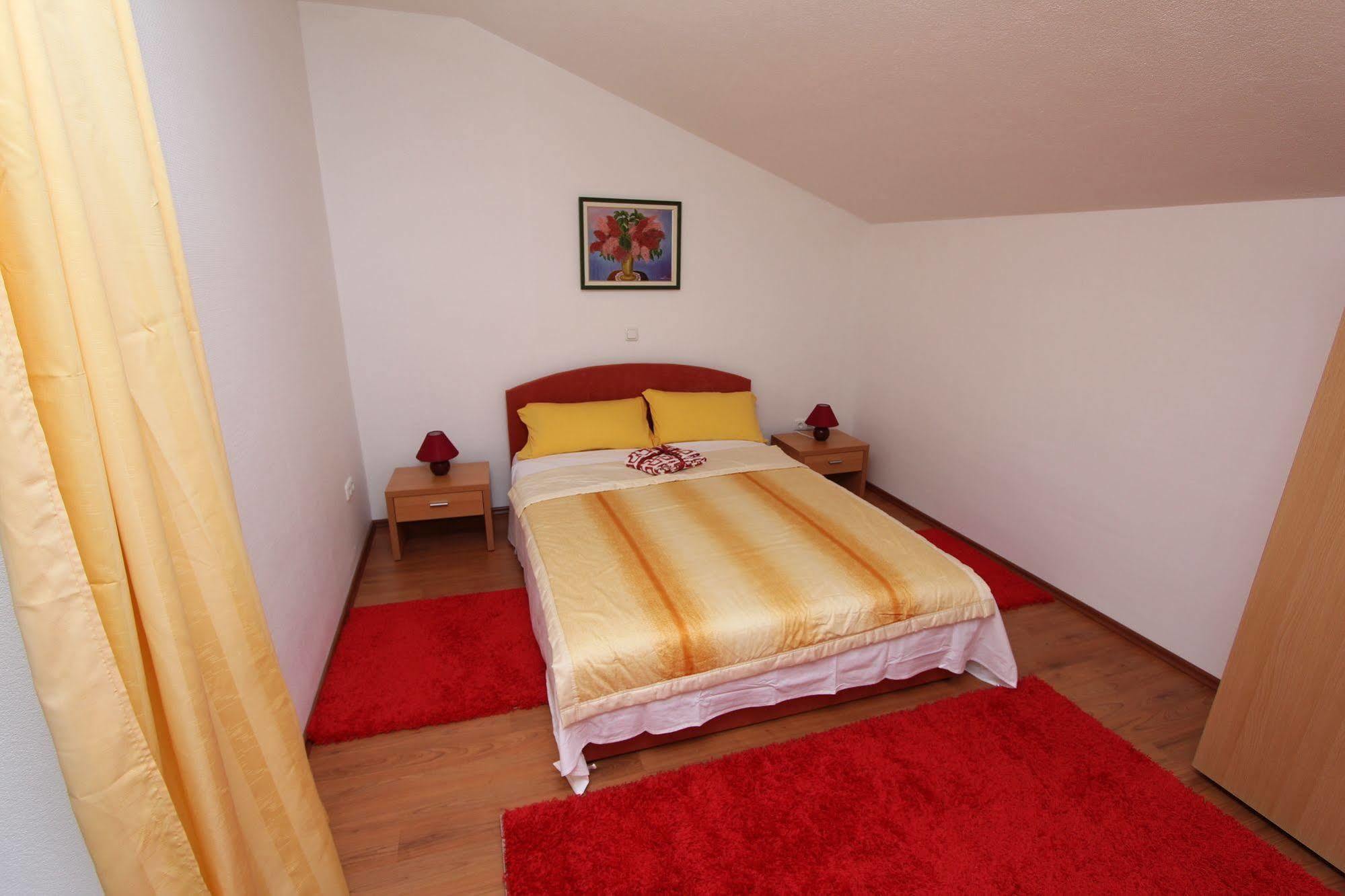 Rooms And Apartments Sally โรวีน ภายนอก รูปภาพ